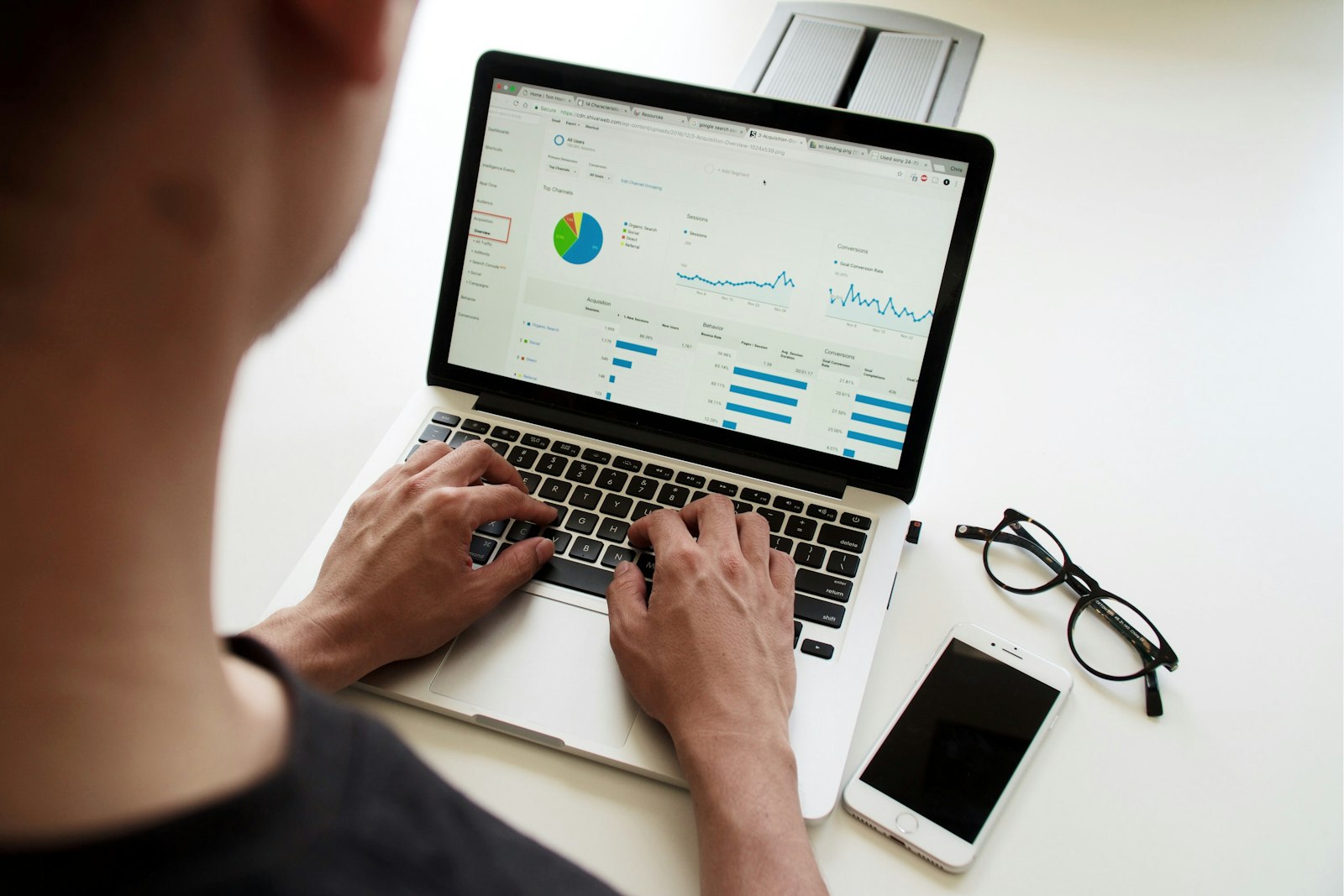 A business owner setting up automated WhatsApp message flows on a dashboard